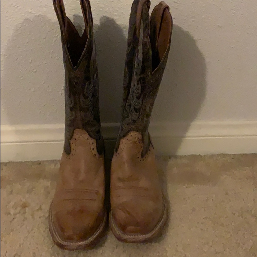 Like new only used once Ariat boots
